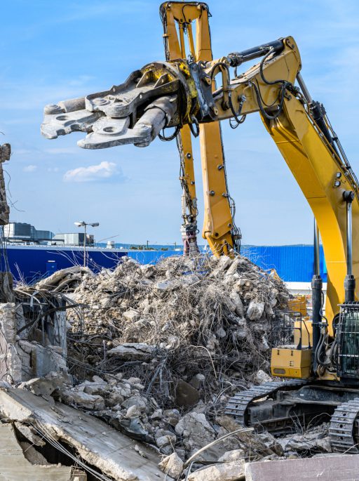 Building,House,Destruction,Demolition,Site,Excavator,With,Hydraulic,Crusher,Machine